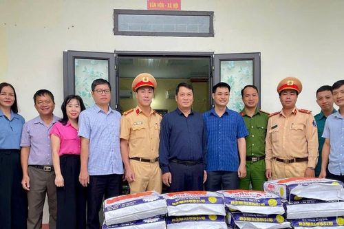 Phòng Cảnh sát giao thông Công an tỉnh Lào Cai hỗ trợ người dân khắc phục hậu quả thiên tai