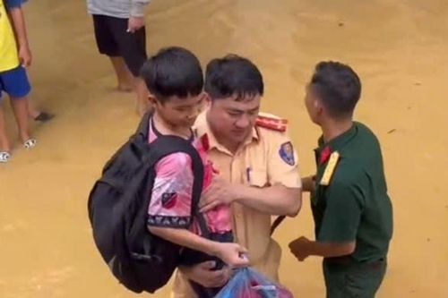 Hà Nội: Cảnh sát đường thủy sơ tán người dân vùng hạ lưu sông Cầu do lũ lớn