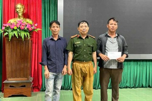 Tặng Bằng khen cho Trung tá Công an dũng cảm cứu người giữa sóng to gió lớn