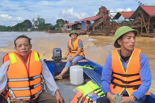 Hơn 100 lái thuyền ứng cứu người dân Thái Nguyên