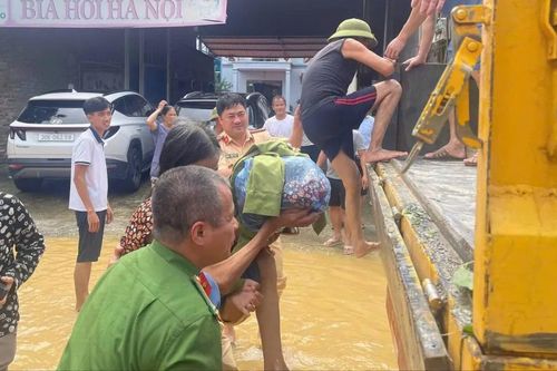 CSGT Hà Nội nỗ lực sơ tán người dân vùng ngập