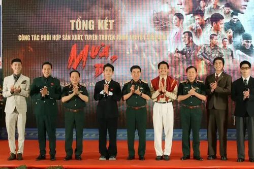 Đoàn phim 'Mưa đỏ' nhận Bằng khen của Bộ Quốc phòng