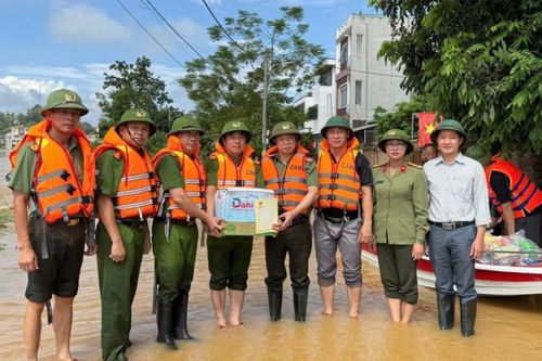 Giám đốc Công an tỉnh động viên cán bộ, chiến sĩ tham gia khắc phục hậu quả mưa lũ tại phường Nùng Trí Cao
