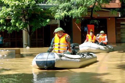 Phó Bí thư Tỉnh ủy, Chủ tịch UBND tỉnh Lê Hải Hòa kiểm tra, chỉ đạo công tác khắc phục hậu quả bão lũ tại phường Thục Phán