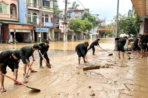 Tập trung khắc phục hậu quả, thực hiện công tác vệ sinh môi trường sau ngập lụt, lũ do ảnh hưởng hoàn lưu cơn bão số 11