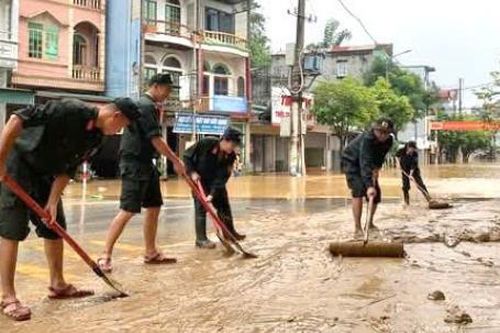 Chung tay làm sạch vùng ngập lụt