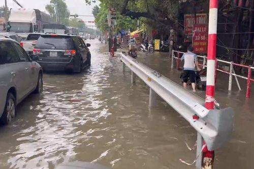 Clip: Người dân bì bõm 'bơi lội' qua khu vực Xa La, viện K Tân Triều sáng 8/10