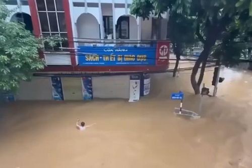 Thót tim cảnh giải cứu người đàn ông bị lũ cuốn vào dòng chảy xiết: 40 giây nghẹt thở ngỡ ác mộng trong đời