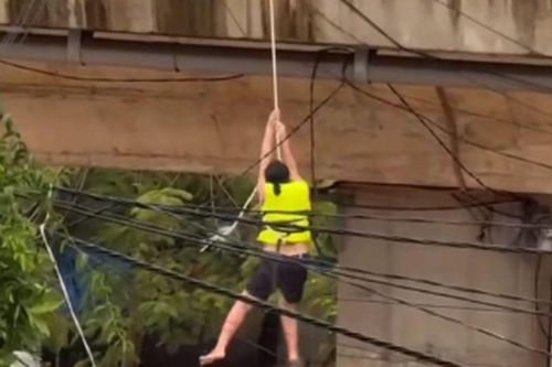 Thái Nguyên: Nghẹt thở khoảnh khắc thả dây cứu 3 người giữa dòng lũ xiết