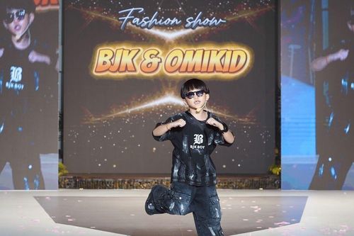 Rapper nhí Xệ Xệ làm vedette, khuấy động sàn diễn thời trang nhí