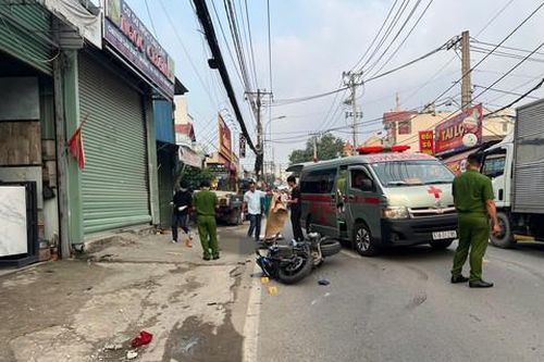 Xe cẩu lao qua làn đường ngược chiều tông xe phân khối lớn Z1000, một người tử vong