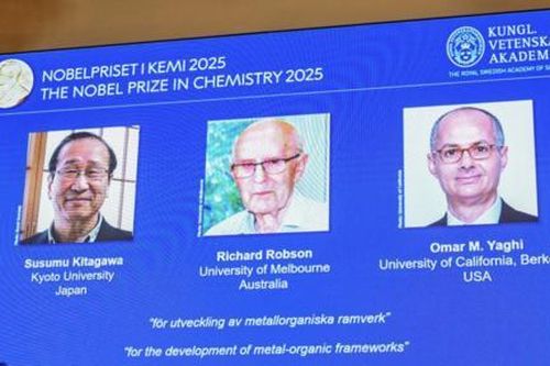 Nobel Hóa học 2025 trao cho bộ ba nhà khoa học phát triển 'khung kim loại-hữu cơ'