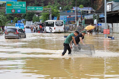 Nút giao cao tốc Hà Nội – Thái Nguyên ngập sâu, người dân mang nơm bắt cá