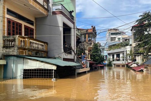 Lũ lịch sử 60 năm ở Thái Nguyên, dân bắc thang lên tầng 2 chạy lụt