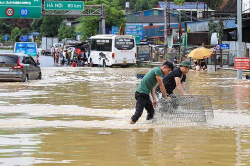 Cao tốc Thái Nguyên ngập nặng, người dân đi xuồng, bắt cá