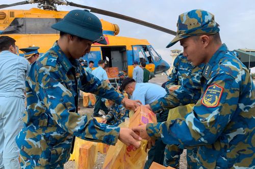 Trực thăng quân sự mang 4 tấn hàng hóa cứu trợ đến vùng lũ Lạng Sơn