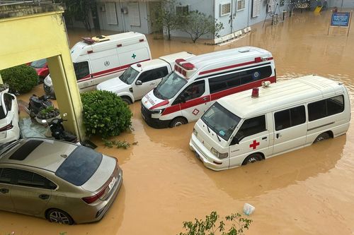 Cô lập giữa biển nước, bệnh viện ở Lạng Sơn 'cầm cự' từng giờ