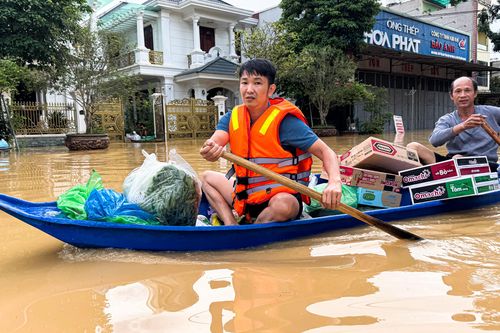 Người Thái Nguyên chèo thuyền mua nến, mua lương thực cầm cự qua ngày lũ