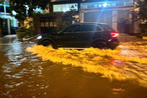 Trung tâm TP.HCM 'hiếm hoi' ngập nước sau trận mưa lớn