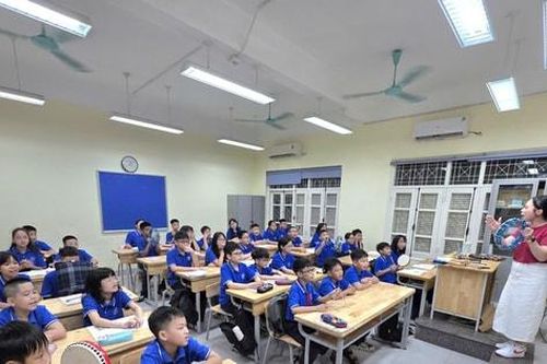 Sáng nay (8-10), một số trường ở Hà Nội cho học sinh trở lại học trực tiếp