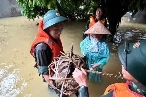 Cán bộ, chiến sĩ Quân khu 1 xuyên đêm giúp dân tránh lũ