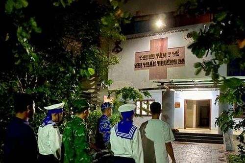 Cấp cứu kịp thời ngư dân bị giảm áp sau khi lặn sâu tại Trường Sa