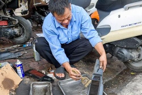 Xe máy ngập nước: Đừng cố nổ máy, hãy đem đi sửa ngay
