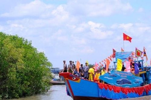 Những hình ảnh ấn tượng trong lễ cầu an trên biển