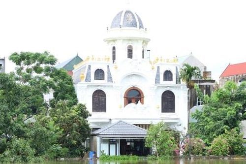 Hà Nội giảm mưa, lũ sông lên chậm