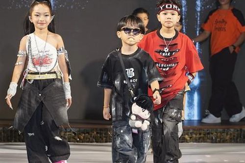 Chân dung rapper 8 tuổi làm vedette, khuấy động show thời trang nhí