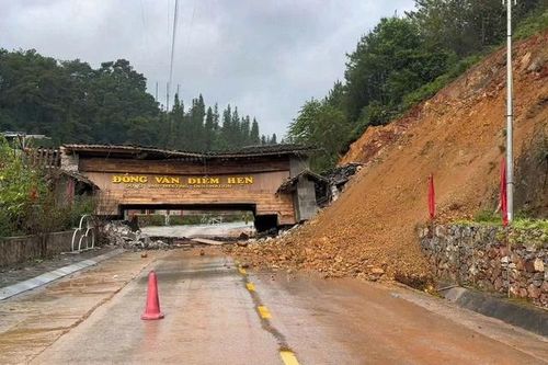 Tuyên Quang: Sập cổng chào nổi tiếng ở cao nguyên đá Đồng Văn