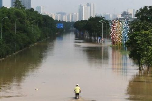 Nhiều khu vực tại Hà Nội vẫn ngập sâu gần nửa mét dù trời nắng ráo