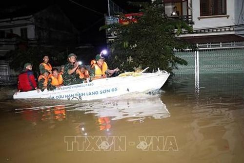 Xuyên đêm hỗ trợ người dân ở vùng 'rốn lũ' Lạng Sơn