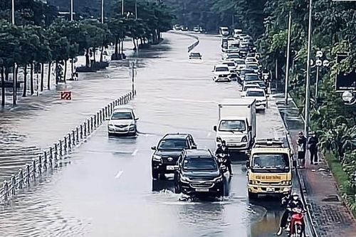 Cận cảnh những điểm còn ngập sâu ở Hà Nội sáng 8/10