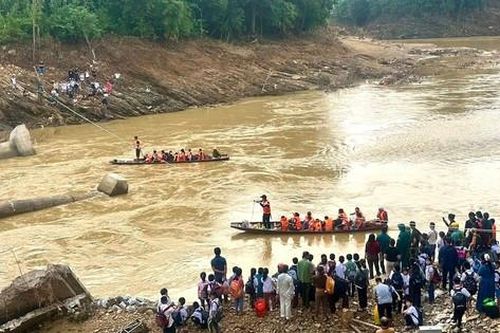 Cầu bị cuốn trôi, bắc ròng rọc đưa thầy trò vượt suối đến trường
