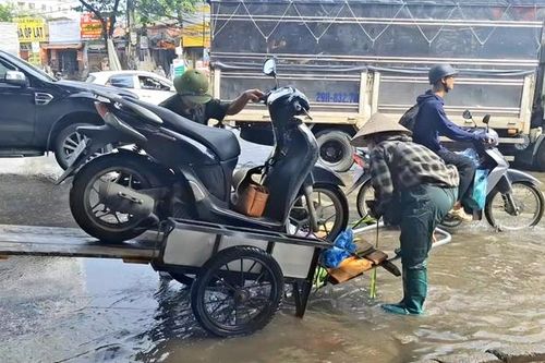 Dịch vụ kéo xe qua đường ngập 'hốt bạc' sau mưa lớn