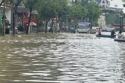 Hà Nội: 'Ốc đảo An Khánh' lại chìm trong biển nước sau mưa