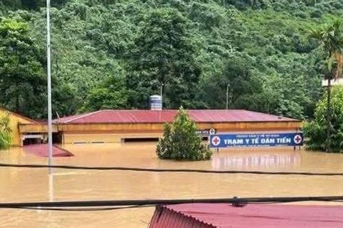 Thái Nguyên ngập lụt lịch sử, nhiều cơ sở y tế bị cô lập, chìm trong biển nước