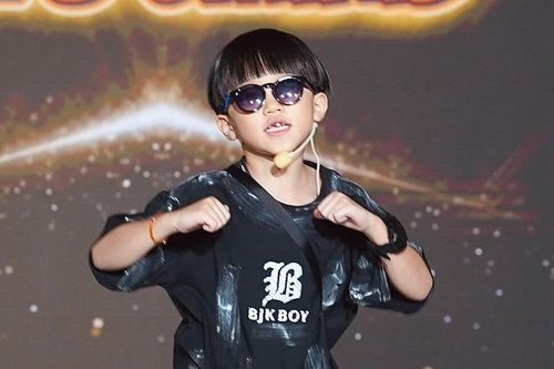 Không chỉ hát rap, cháu trai của Double2T còn làm người mẫu show thời trang