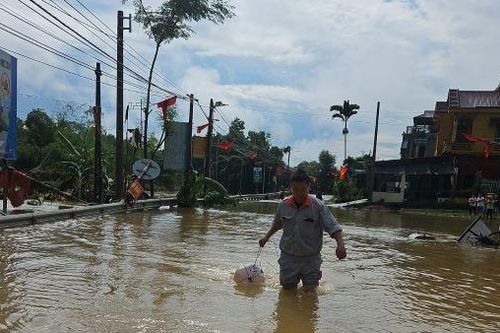 Hàng chục nghìn thuê bao điện thoại bị gián đoạn liên lạc do bão và ngập lụt tại nhiều nơi