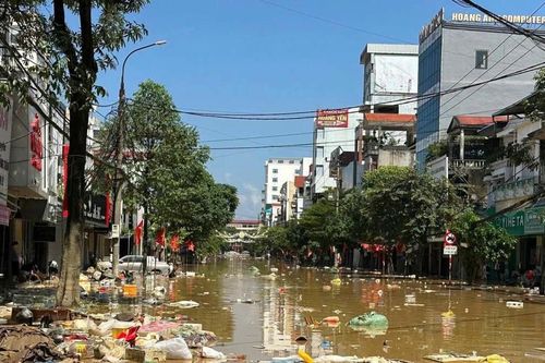 Sau lũ, người dân Thái Nguyên đối mặt với bùn đất, rác thải