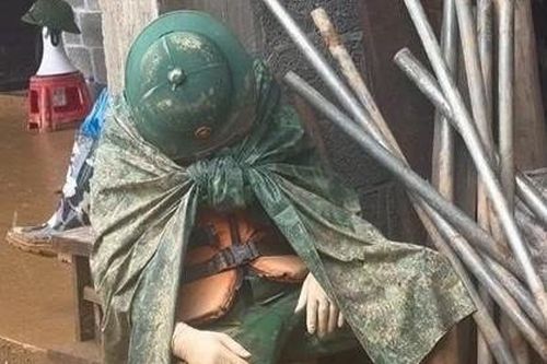 Chiến sĩ ngủ gục sau nhiều giờ dầm mưa cứu hộ gây xúc động