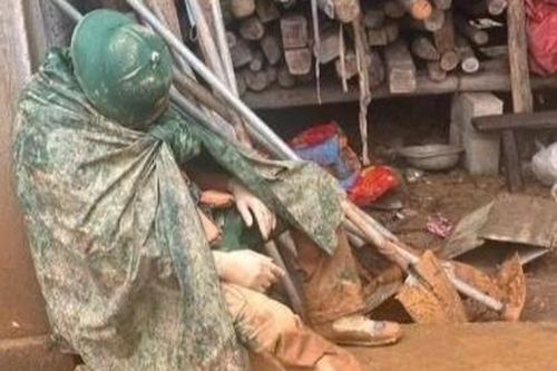 Khoảnh khắc chiến sĩ ngủ gục vì kiệt sức sau nhiều giờ dầm mưa cứu hộ