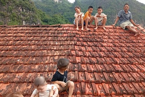 Trực thăng Không quân cứu trợ 5 em bé mắc kẹt trên nóc nhà ở Lạng Sơn
