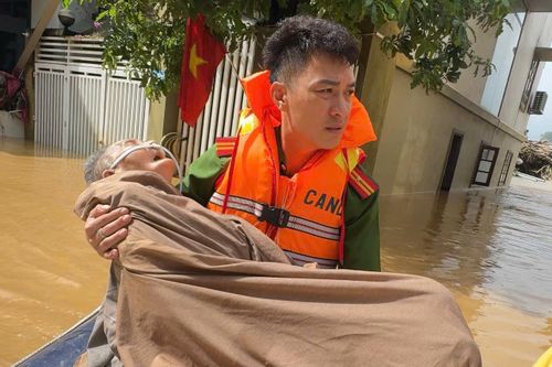 Ấm lòng cảnh chiến sĩ công an ôm chặt cụ bà trên đường chạy lũ