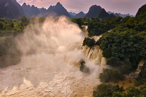 Cảnh hiếm thấy tại thác Bản Giốc