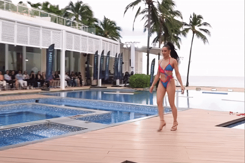Hoa hậu Nhật Bản mặc bikini, nhào lộn trên sân khấu