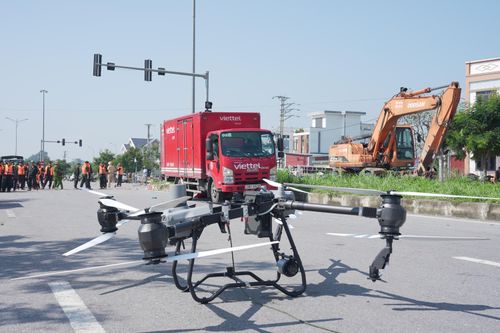 Drone bay vào vùng lũ, đưa thuốc cho bé 4 tháng tuổi giữa đêm
