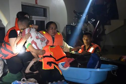 Quân đội giải cứu sản phụ, trẻ nhỏ khỏi vùng ngập bị cô lập ở Hà Nội