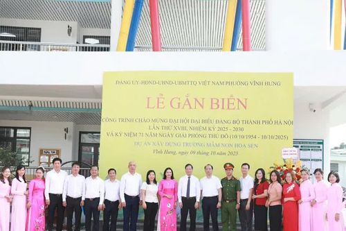 Phường Vĩnh Hưng gắn biển 2 công trình chào mừng Đại hội Đảng TP Hà Nội